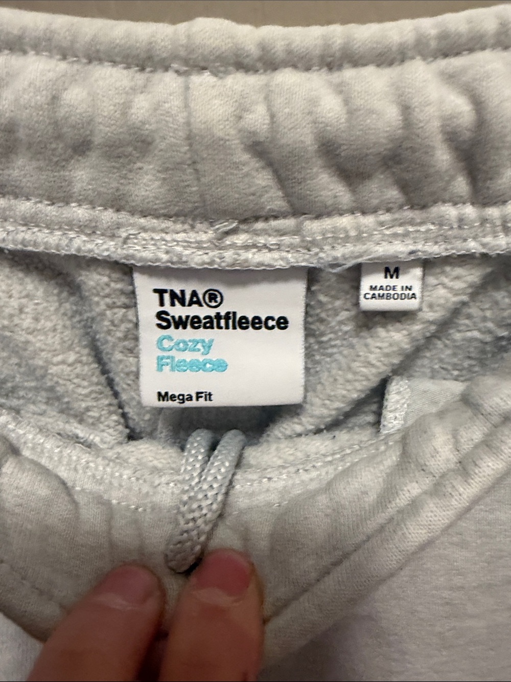Aritzia TNA Cozy Fleece Mega Cargo Wide Leg Sweatpants in Heather Chrome - Picture 5 of 6